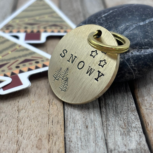 Kerst dierenpenning met sterren en dennenbomen