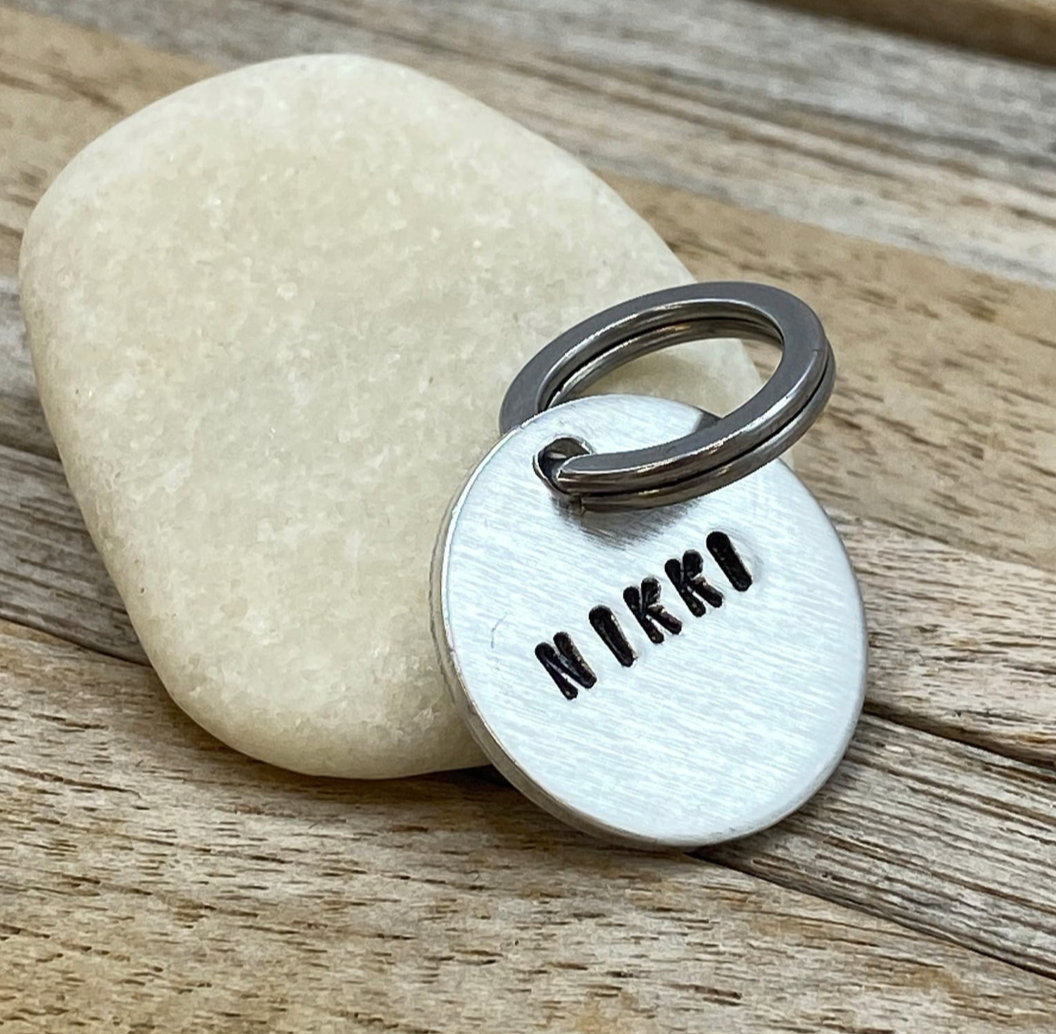 Kerst dierenpenning met sterren en dennenbomen