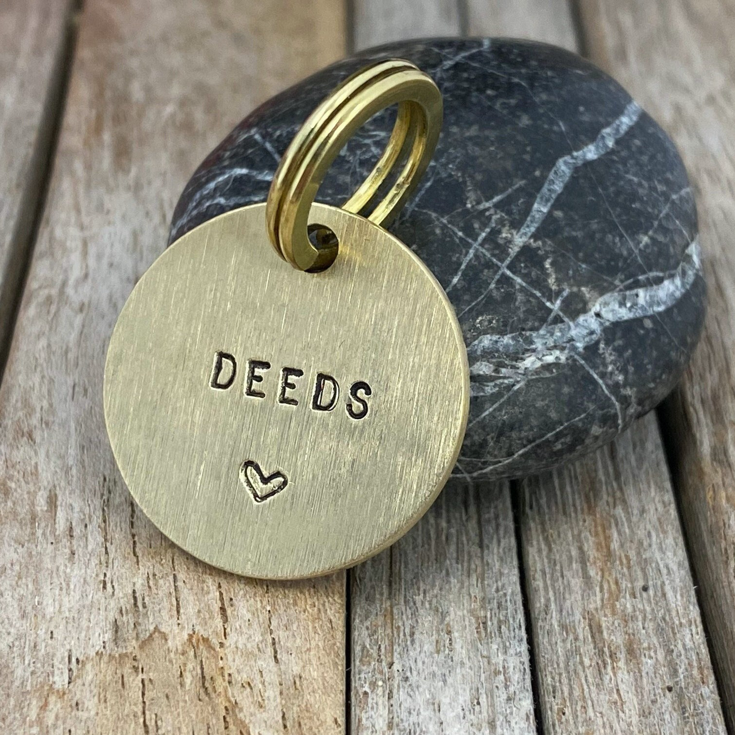 Kerst dierenpenning met sterren en dennenbomen