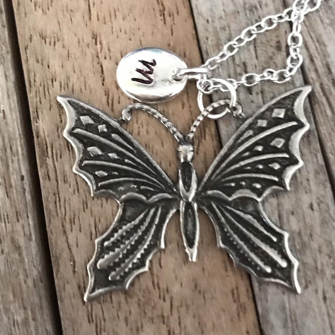 Vlinderketting, Vlindersieraden, Zilveren vlinder met handgestempelde initiële bedel 